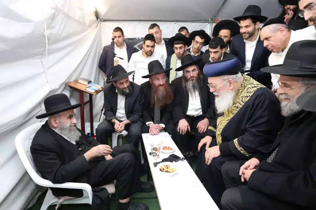 גדולי ישראל הגיעו לנחם את ראש הישיבה על פטירת רב העיר