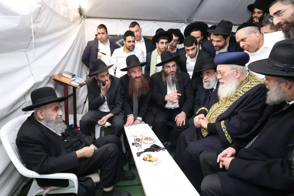 גדולי ישראל הגיעו לנחם את ראש הישיבה על פטירת רב העיר