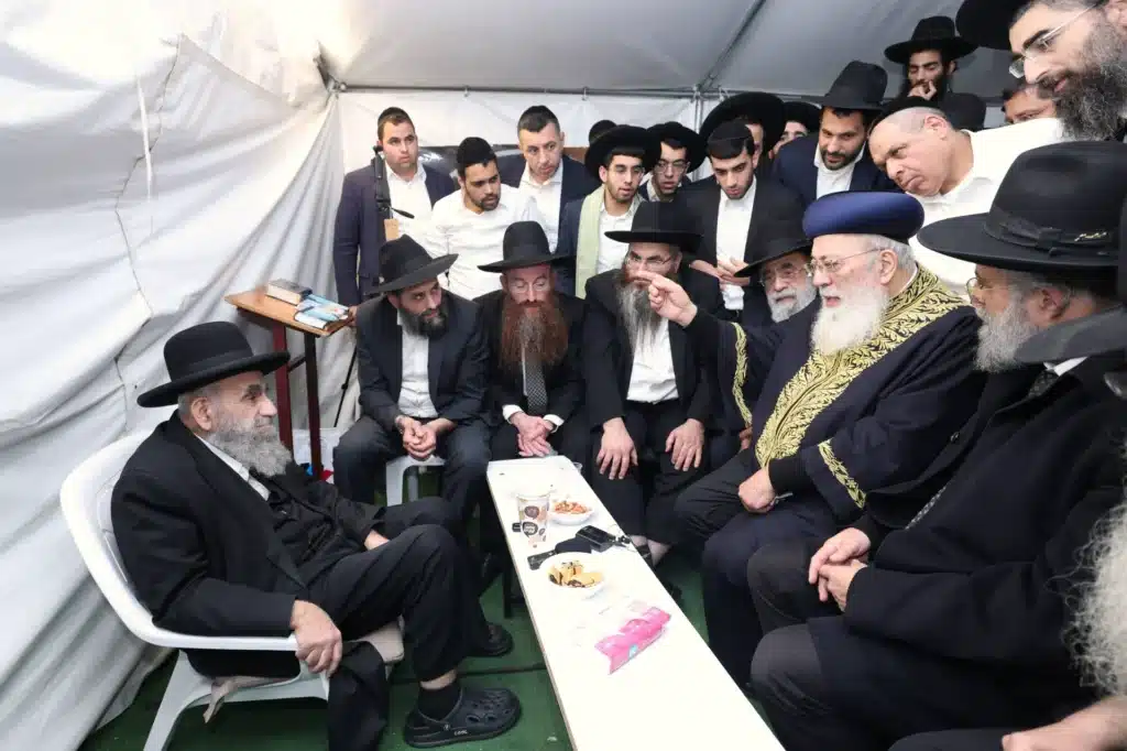 גדולי ישראל הגיעו לנחם את ראש הישיבה על פטירת רב העיר