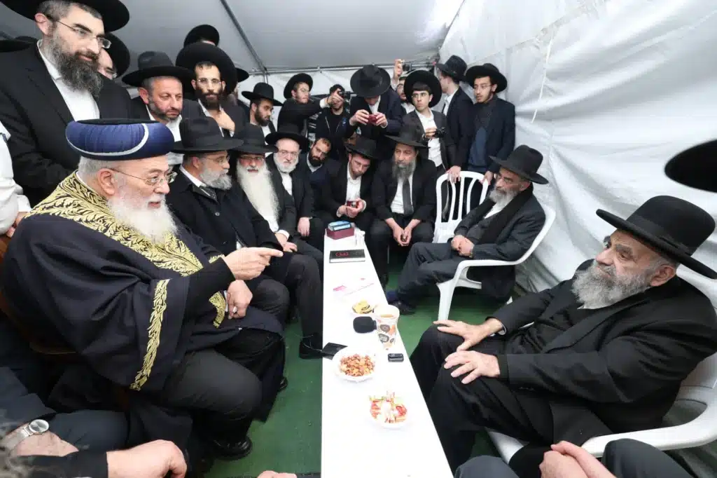 גדולי ישראל הגיעו לנחם את ראש הישיבה על פטירת רב העיר