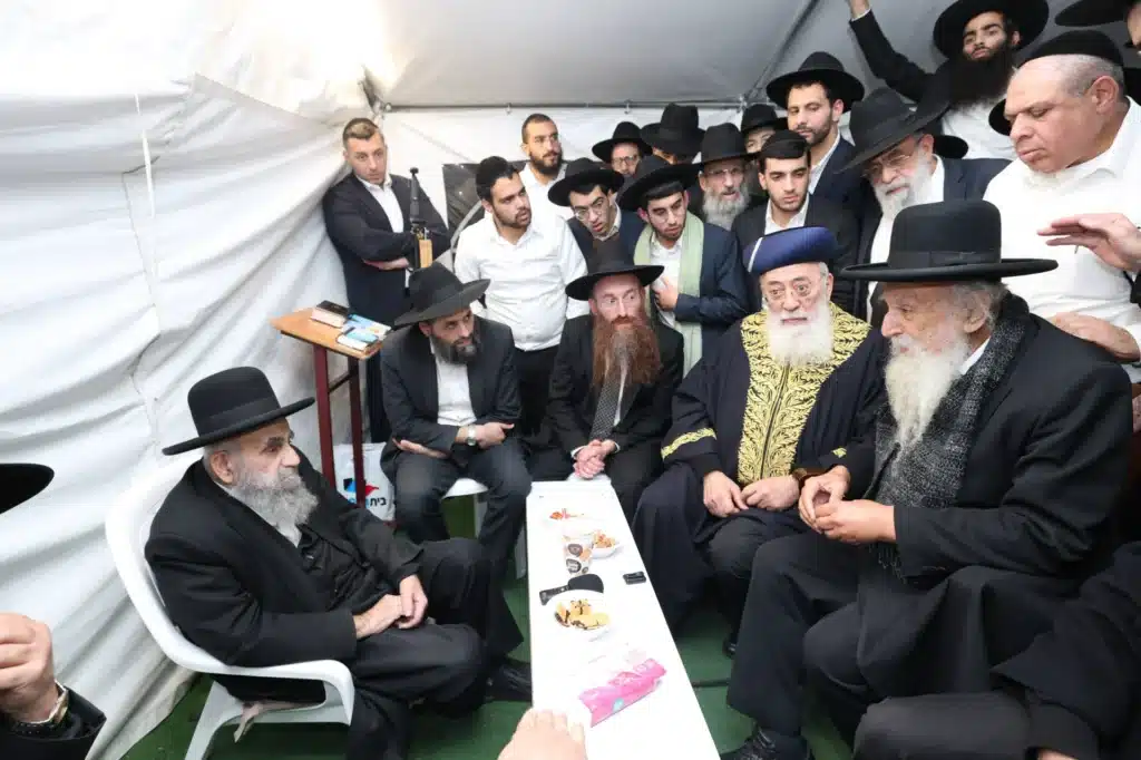 גדולי ישראל הגיעו לנחם את ראש הישיבה על פטירת רב העיר