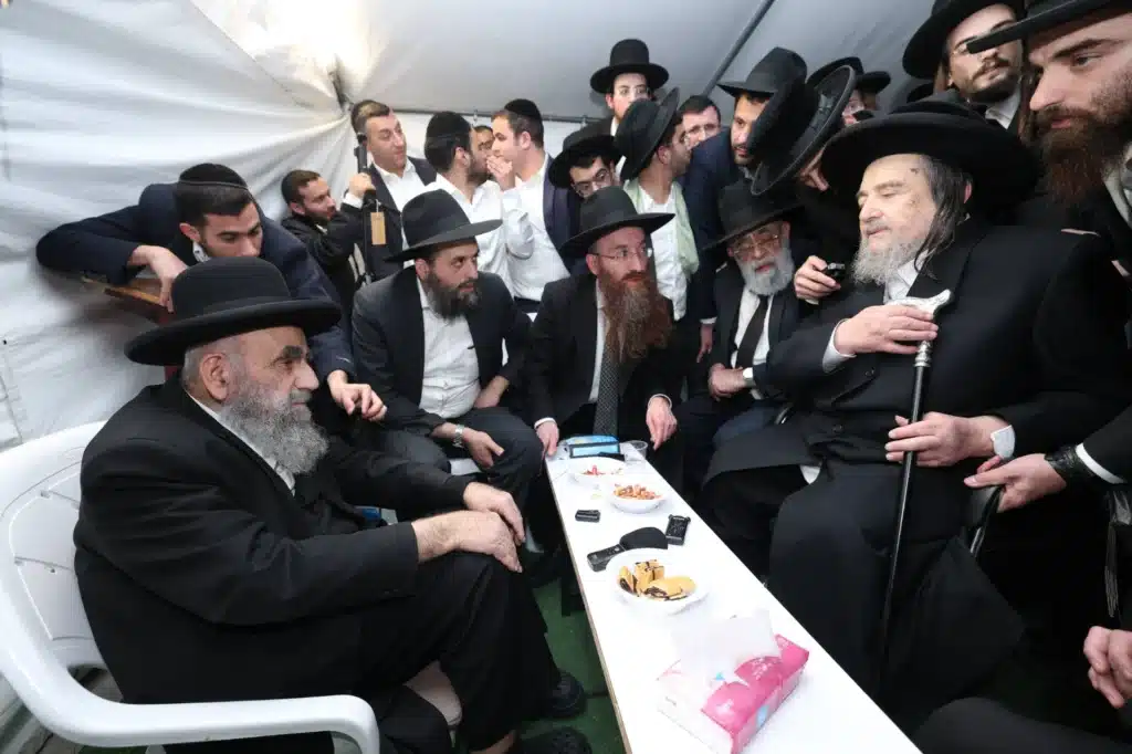 גדולי ישראל הגיעו לנחם את ראש הישיבה על פטירת רב העיר