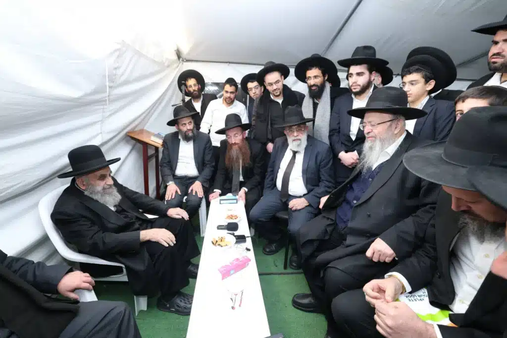 גדולי ישראל הגיעו לנחם את ראש הישיבה על פטירת רב העיר