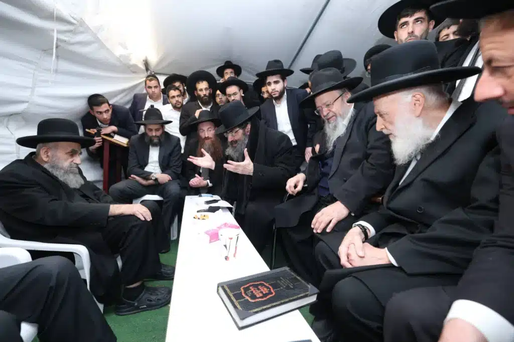 גדולי ישראל הגיעו לנחם את ראש הישיבה על פטירת רב העיר