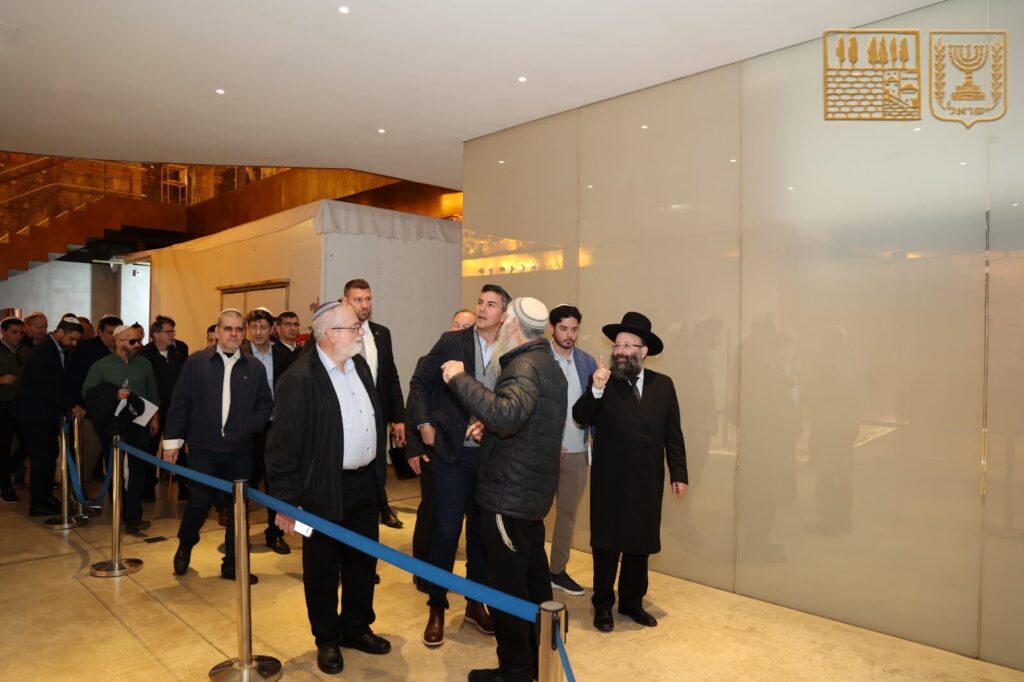 עם פתיחת השגרירות: נשיא פרגוואי התפלל בכותל המערבי
