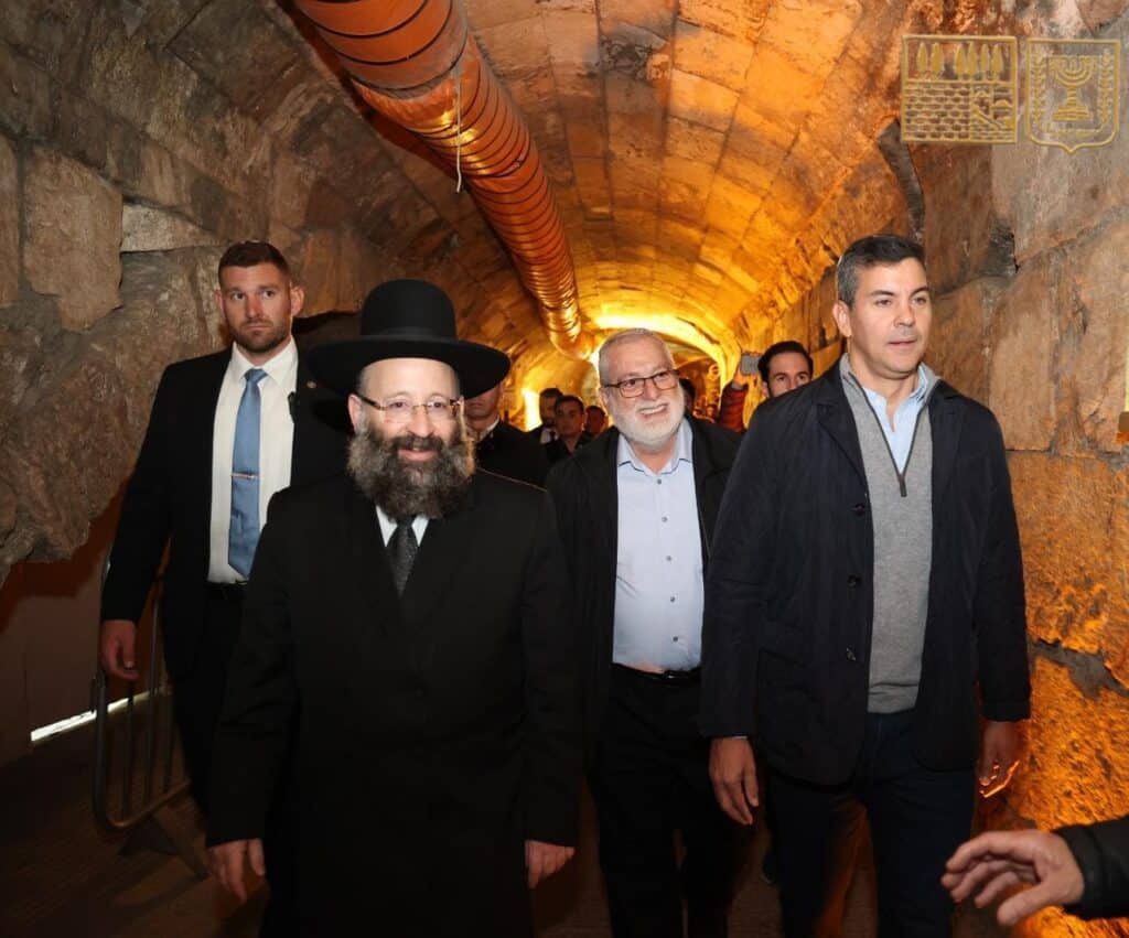 עם פתיחת השגרירות: נשיא פרגוואי התפלל בכותל המערבי