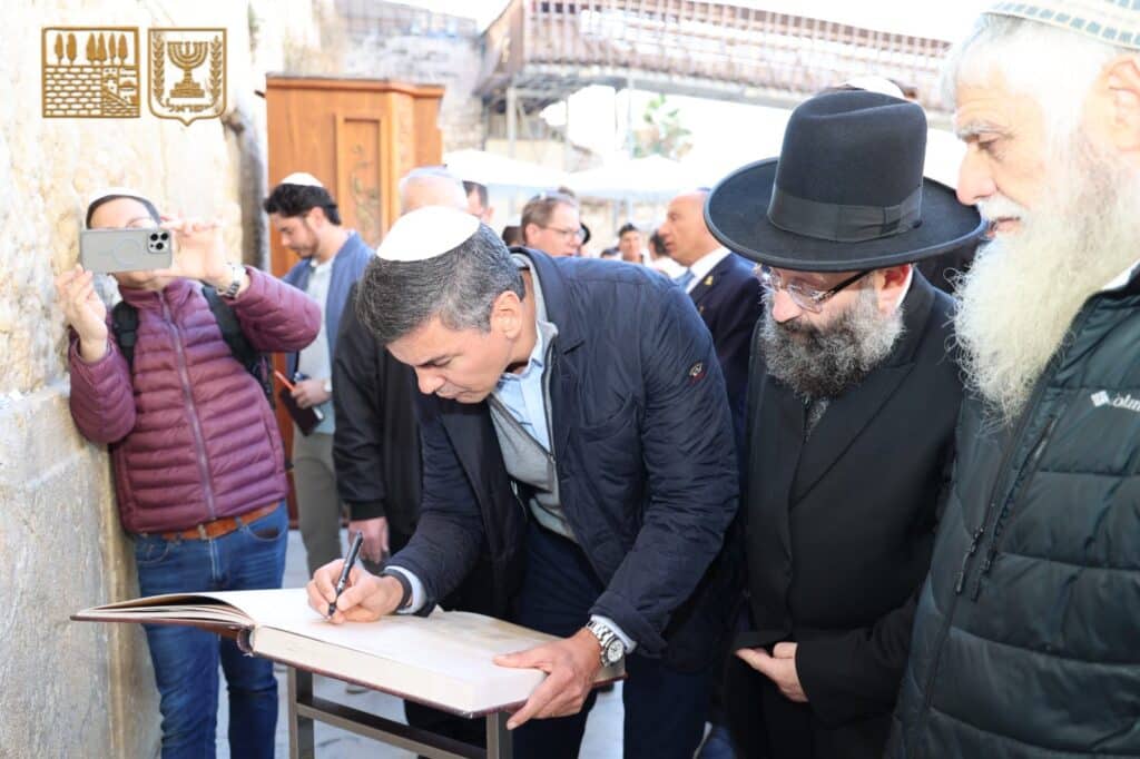 עם פתיחת השגרירות: נשיא פרגוואי התפלל בכותל המערבי