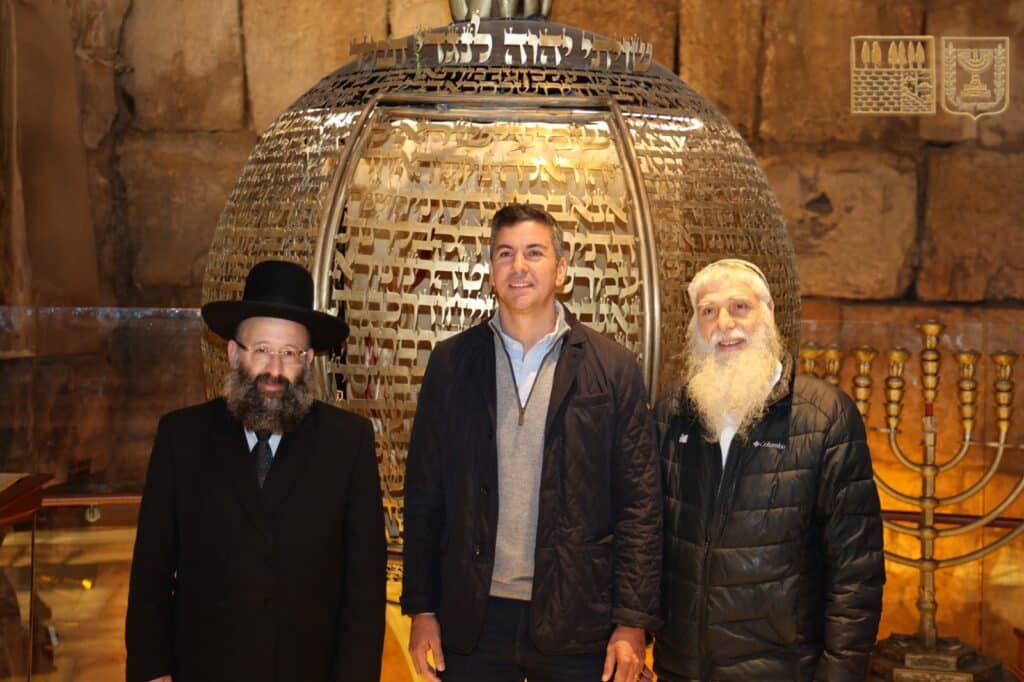 עם פתיחת השגרירות: נשיא פרגוואי התפלל בכותל המערבי