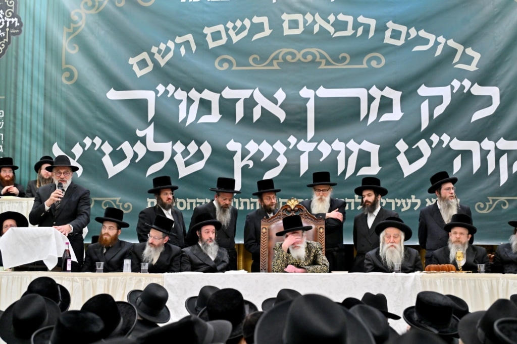 גלריה: המונים קיבלו את פני האדמו"ר מויז'ניץ בליקווד
