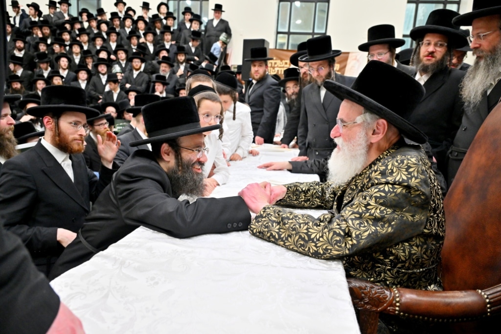 גלריה: המונים קיבלו את פני האדמו"ר מויז'ניץ בליקווד