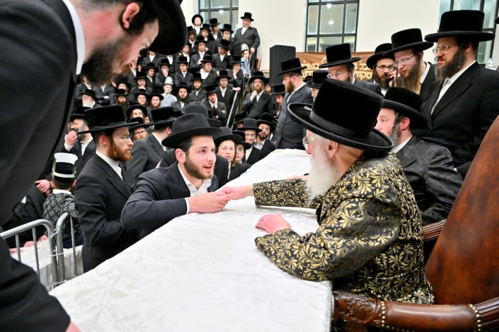 גלריה: המונים קיבלו את פני האדמו"ר מויז'ניץ בליקווד