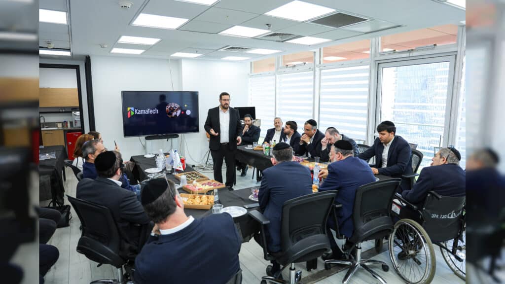 בסיור שר העבודה בן צור בקמא טק: ממוצע השכר של עובד חרדי בהייטק – נמוך משמעותית משל עמיתו מהמגזר הכללי