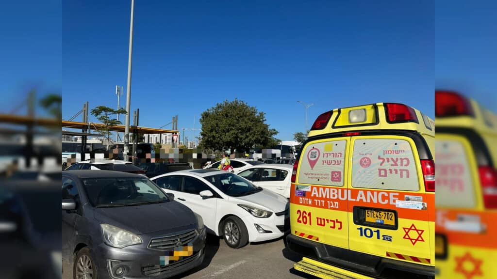 אוטובוס פגע בהולכי רגל סמוך לרכבת: הרוג ושלושה פצועים