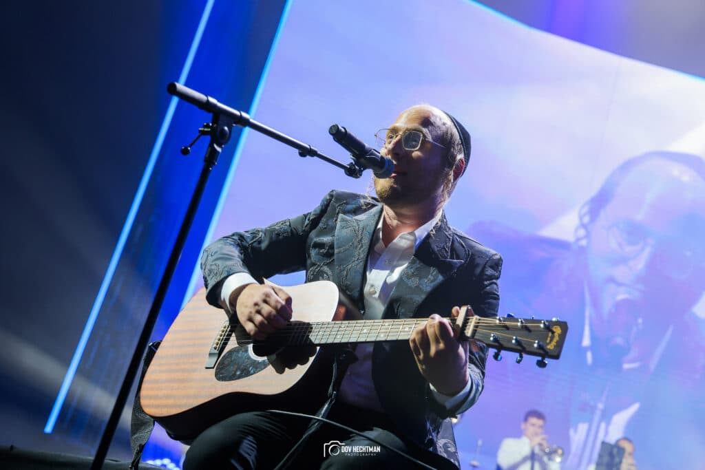 "הנה זה בא" מוטי וייס השיק את אלבום הבכורה במופע מרשים