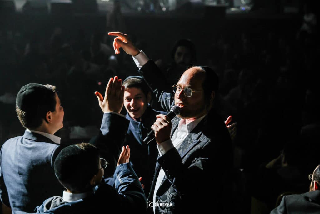 "הנה זה בא" מוטי וייס השיק את אלבום הבכורה במופע מרשים