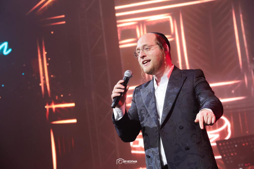 "הנה זה בא" מוטי וייס השיק את אלבום הבכורה במופע מרשים