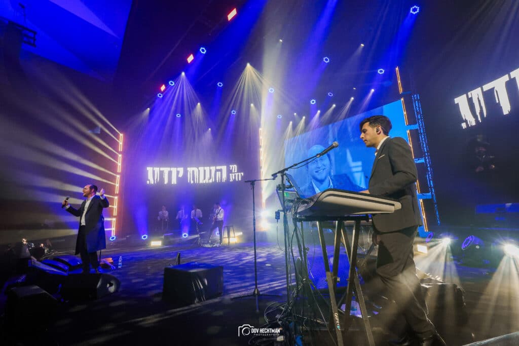 "הנה זה בא" מוטי וייס השיק את אלבום הבכורה במופע מרשים