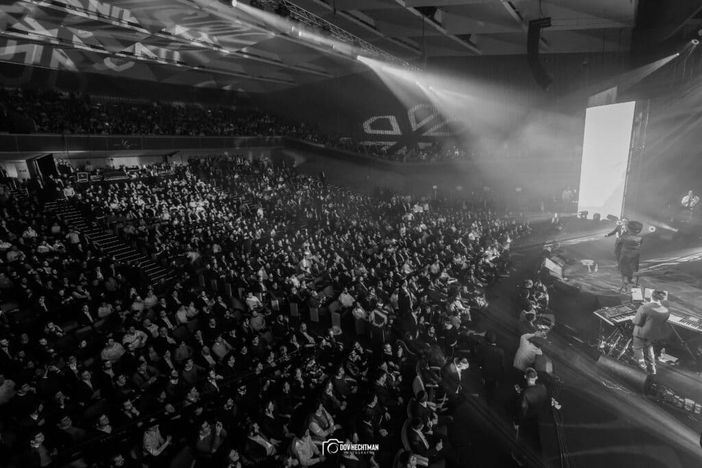 "הנה זה בא" מוטי וייס השיק את אלבום הבכורה במופע מרשים