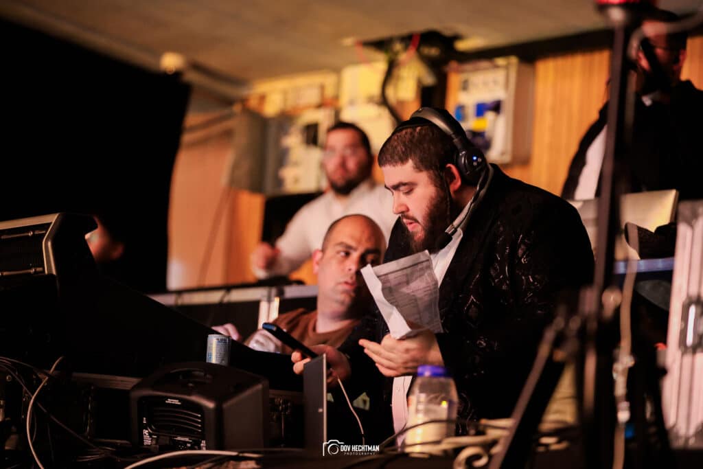 "הנה זה בא" מוטי וייס השיק את אלבום הבכורה במופע מרשים