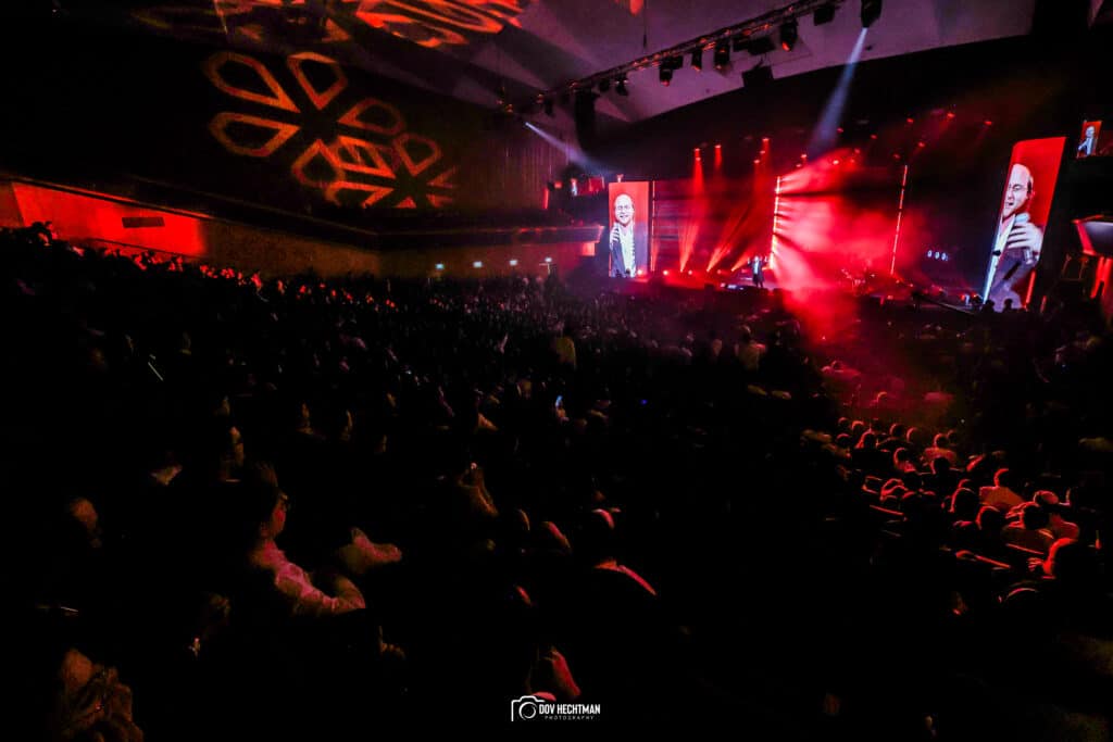 "הנה זה בא" מוטי וייס השיק את אלבום הבכורה במופע מרשים