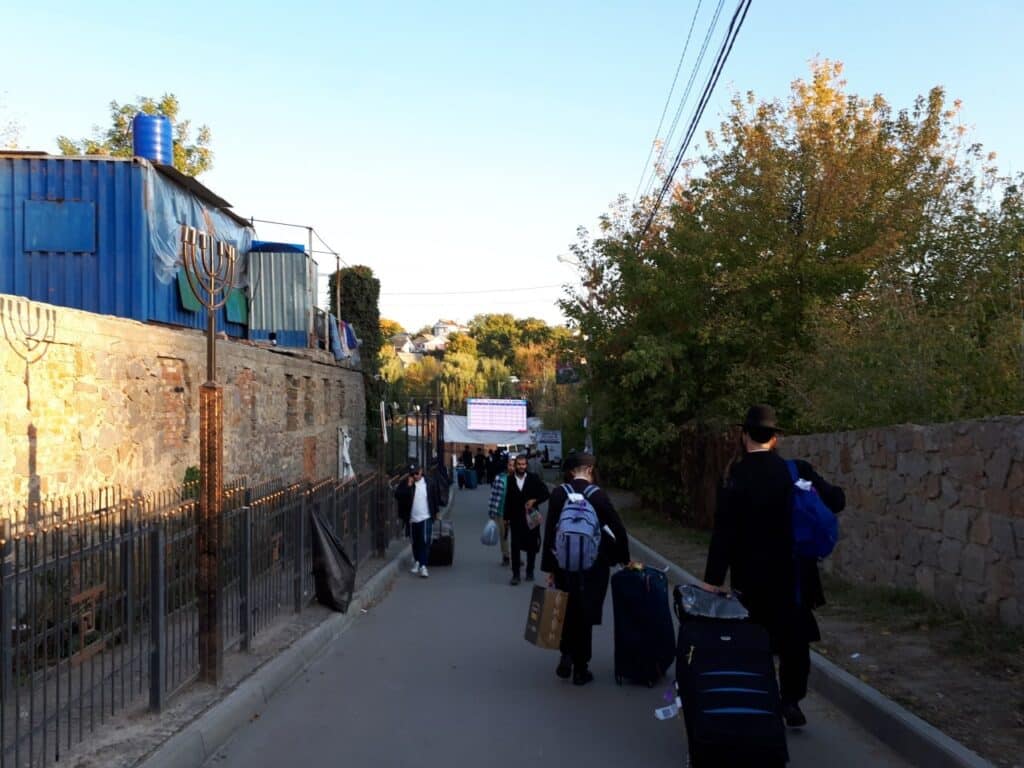 באומן מתכוננים לחנוכה: אלפים מחסידי ברסלב נערכים ליציאה לדרך