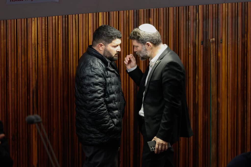 נתניהו וביסמוט הוזעקו, אגודה התפצלה וההצעה אושרה