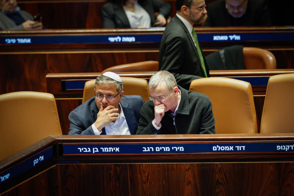 נתניהו וביסמוט הוזעקו, אגודה התפצלה וההצעה אושרה