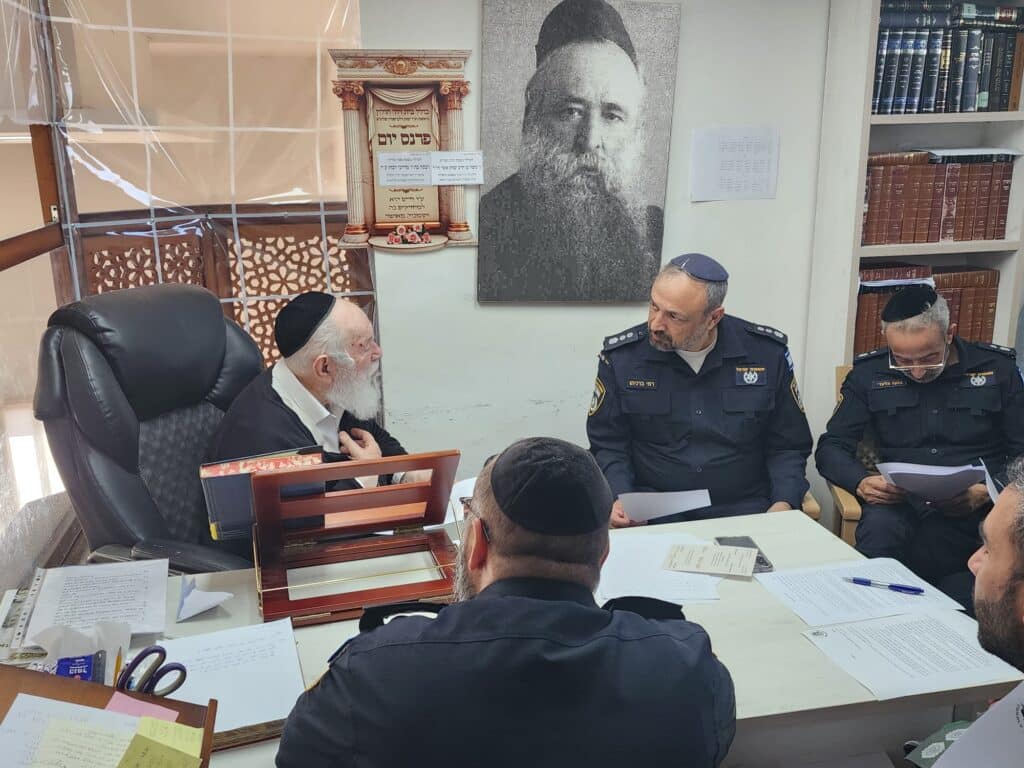 הגר"י זילברשטיין: השוטרים יכולים לחזור לביתם בשבת בניידת