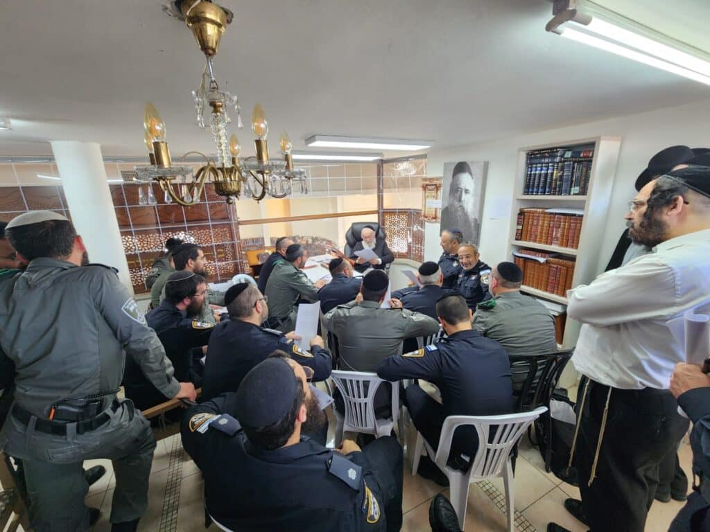 הגר"י זילברשטיין: השוטרים יכולים לחזור לביתם בשבת בניידת