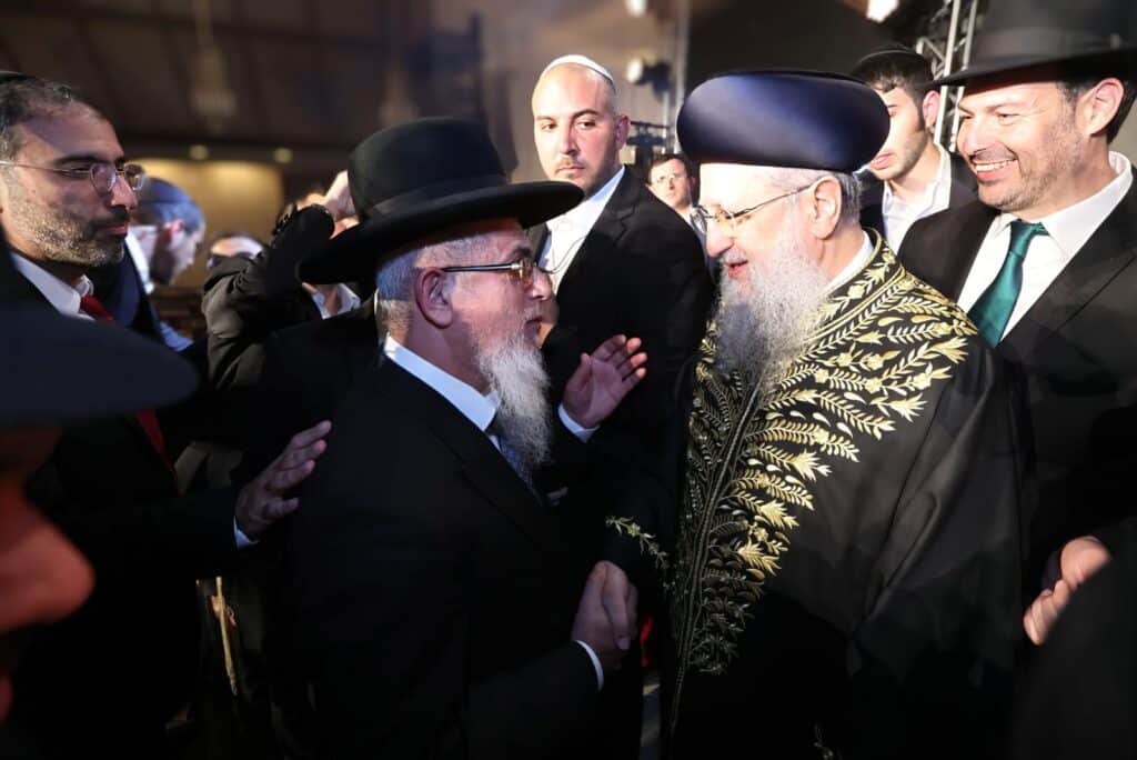 בעיר העתיקה ובבית כנסת הגדול: הגר"ד יוסף התעטר בגלימה