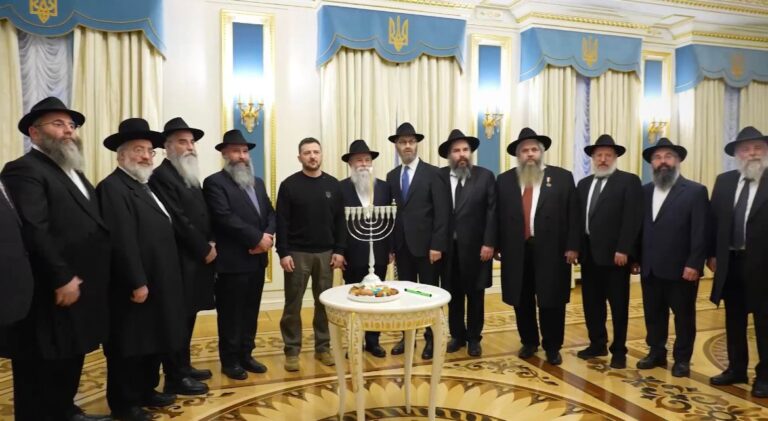 חנוכיה מזהב וכמות אורחים מצומצמת: זלנסקי הדליק נר ראשון