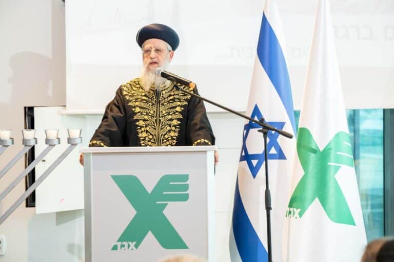 הראשון לציון הדליק נרות חנוכה במטה אגד עם משפחות החטופים