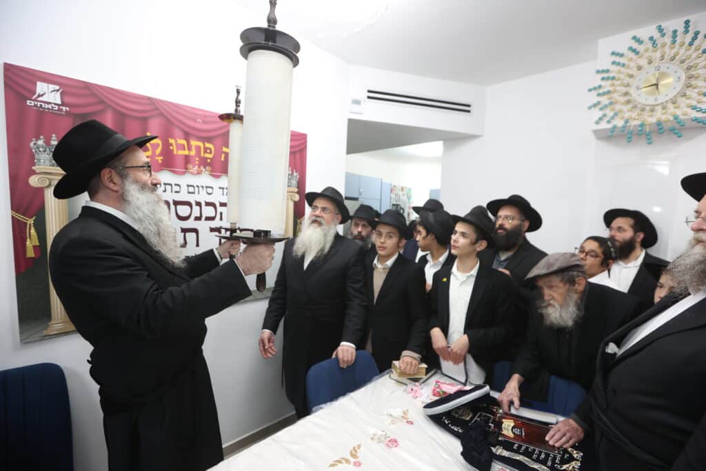 הזוכה בהגרלת יד לאחים הכניס את ס"ת להיכל הישיבה שדרכה חזר בתשובה הזוכה בהגרלת יד לאחים הכניס את ס"ת להיכל הישיבה שדרכה חזר בתשובה