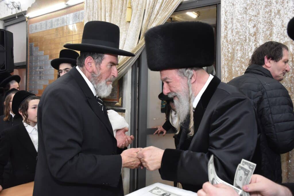 האדמו"ר מאשלג הדליק נרות, חילק מעות וערך חלאק'ה