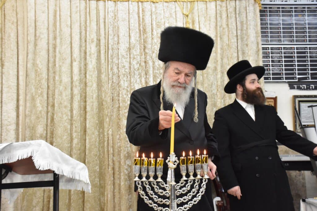 האדמו"ר מאשלג הדליק נרות, חילק מעות וערך חלאק'ה