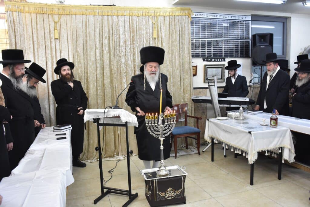 האדמו"ר מאשלג הדליק נרות, חילק מעות וערך חלאק'ה