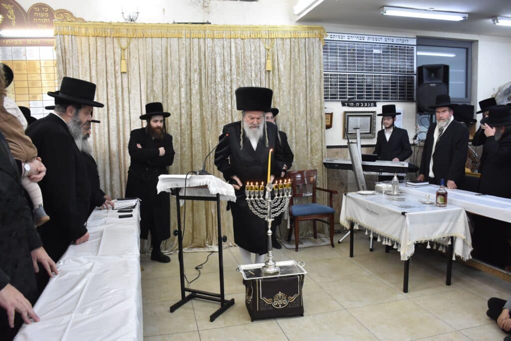 האדמו"ר מאשלג הדליק נרות, חילק מעות וערך חלאק'ה