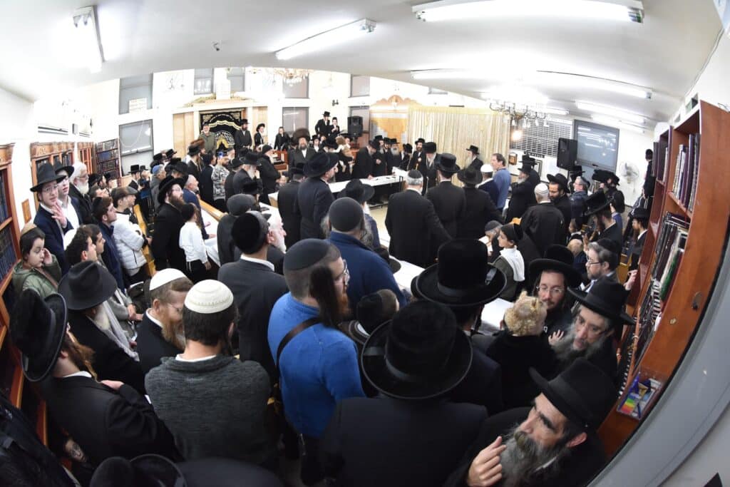 האדמו"ר מאשלג הדליק נרות, חילק מעות וערך חלאק'ה