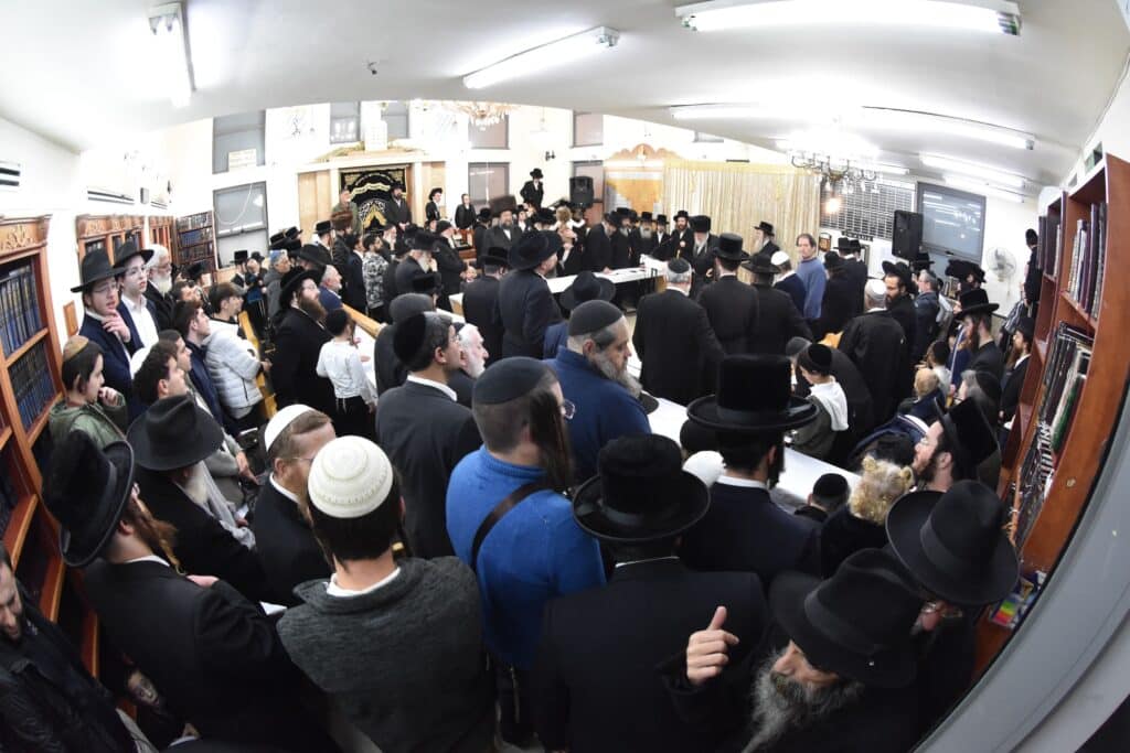 האדמו"ר מאשלג הדליק נרות, חילק מעות וערך חלאק'ה