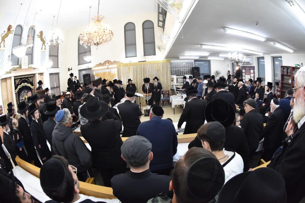 האדמו"ר מאשלג הדליק נרות, חילק מעות וערך חלאק'ה