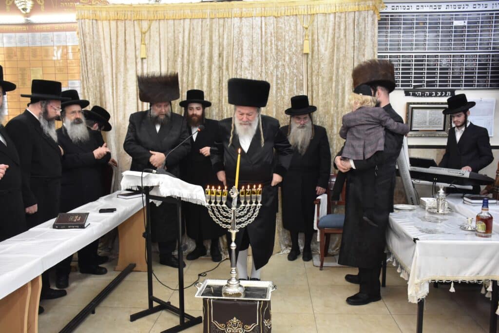 האדמו"ר מאשלג הדליק נרות, חילק מעות וערך חלאק'ה