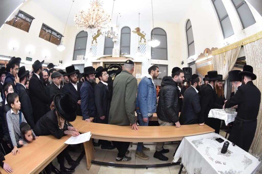 האדמו"ר מאשלג הדליק נרות, חילק מעות וערך חלאק'ה