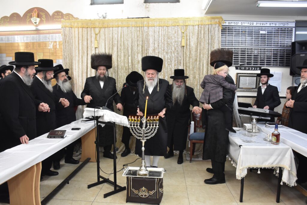 האדמו"ר מאשלג הדליק נרות, חילק מעות וערך חלאק'ה