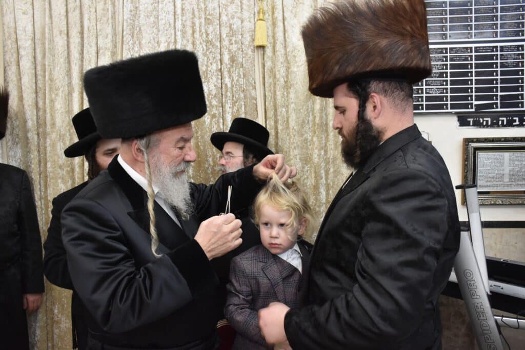 האדמו"ר מאשלג הדליק נרות, חילק מעות וערך חלאק'ה