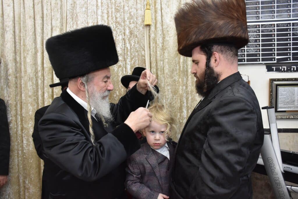 האדמו"ר מאשלג הדליק נרות, חילק מעות וערך חלאק'ה