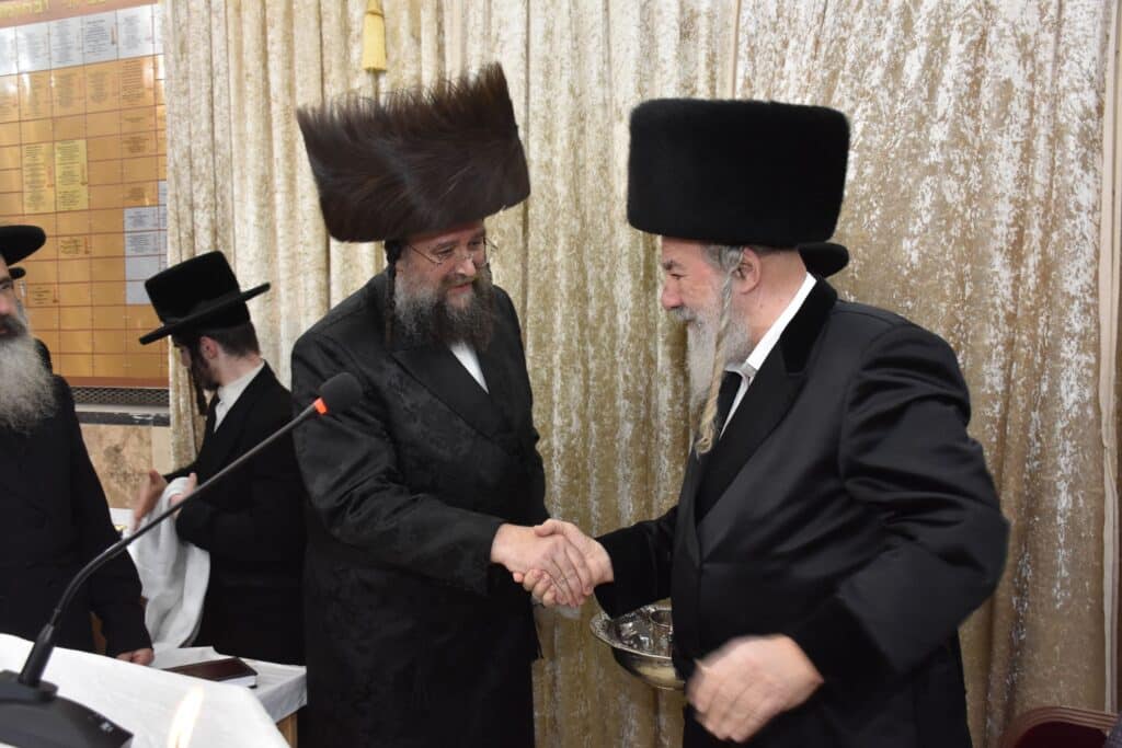 האדמו"ר מאשלג הדליק נרות, חילק מעות וערך חלאק'ה