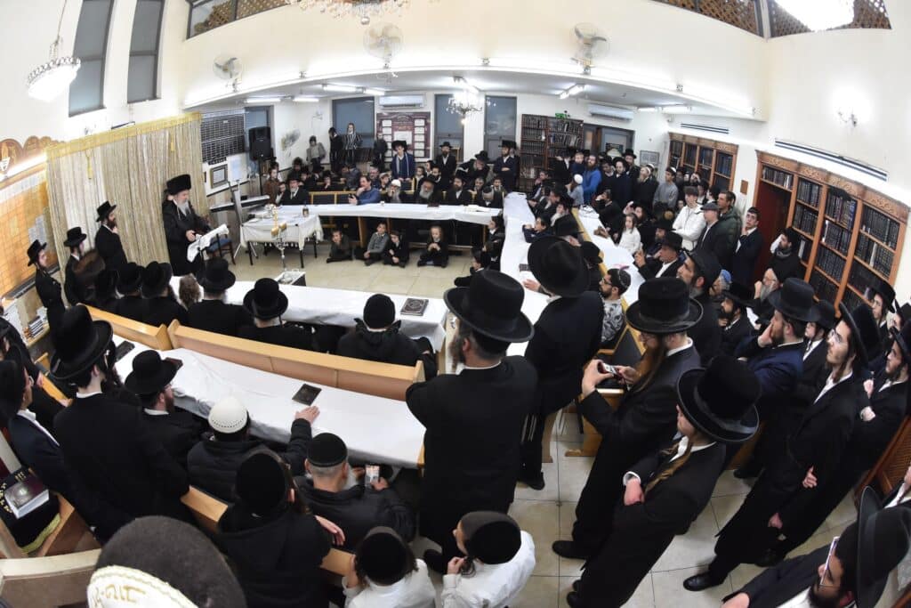 האדמו"ר מאשלג הדליק נרות, חילק מעות וערך חלאק'ה