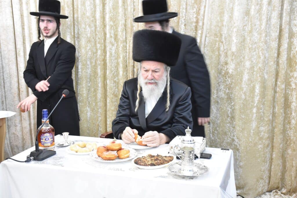 האדמו"ר מאשלג הדליק נרות, חילק מעות וערך חלאק'ה