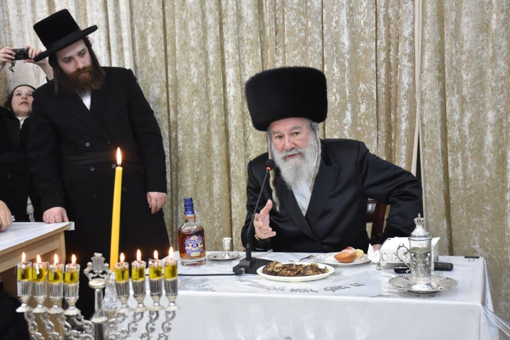 האדמו"ר מאשלג הדליק נרות, חילק מעות וערך חלאק'ה