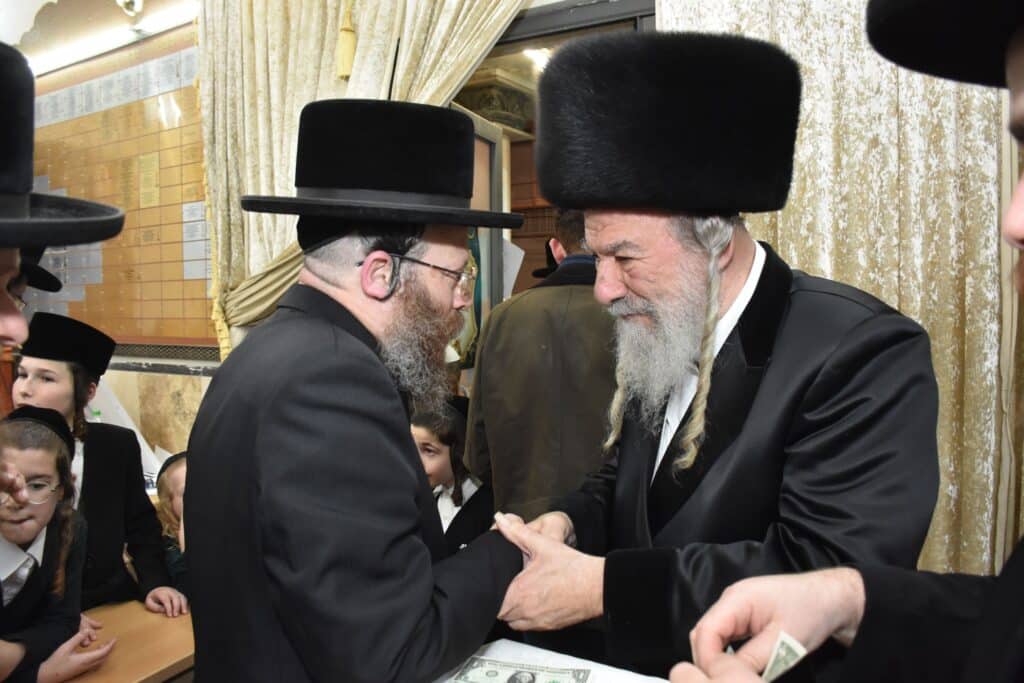 האדמו"ר מאשלג הדליק נרות, חילק מעות וערך חלאק'ה